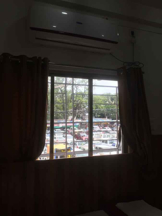 Joshi Yatri Niwas Hotel Kolhapur Eksteriør billede